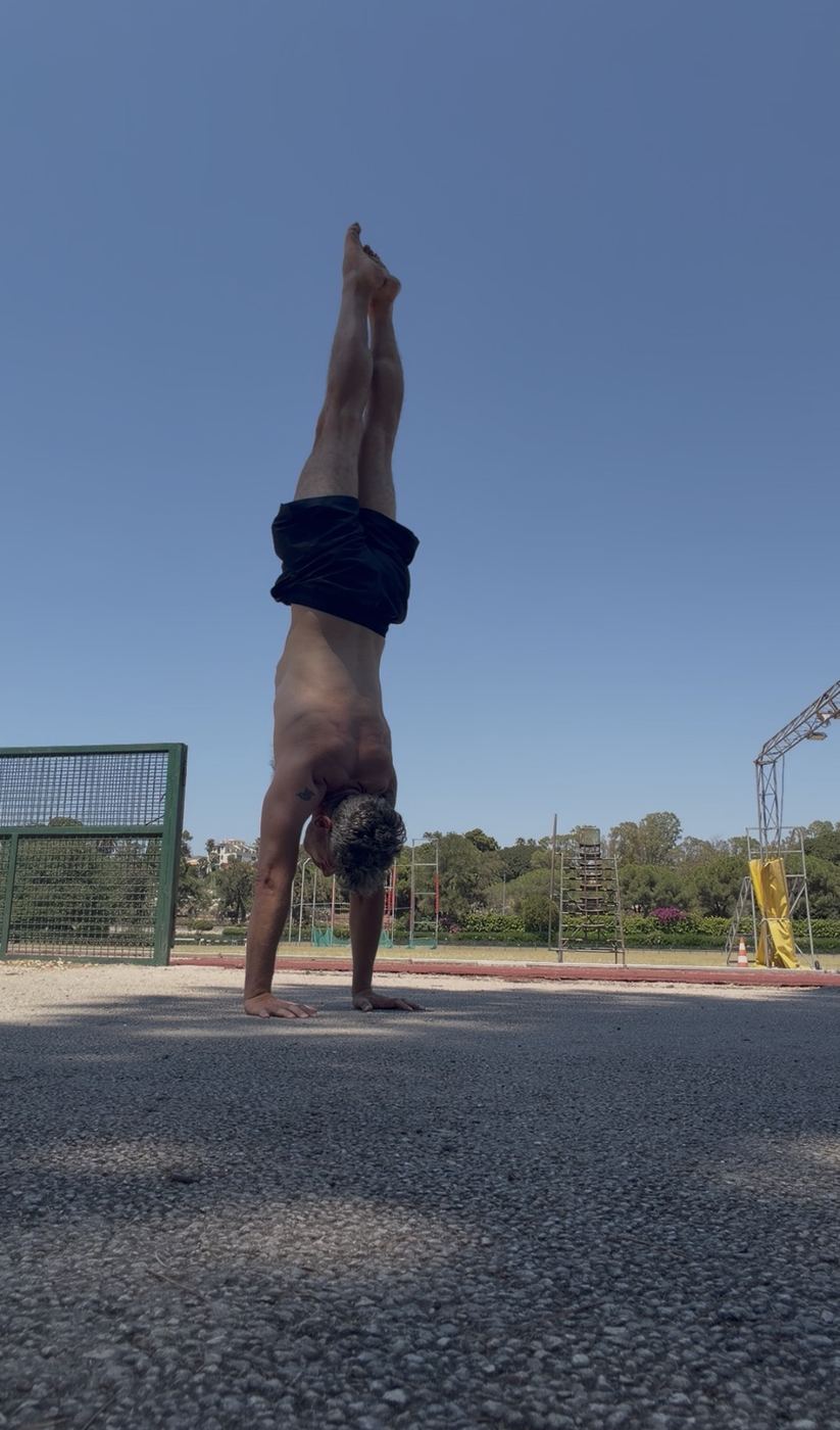 Vincenzo Cimino in verticale al campo di atletica