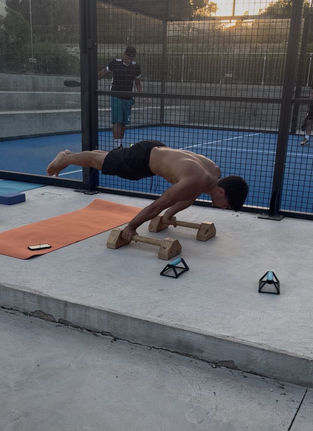 Allievo in front lever alla sbarra