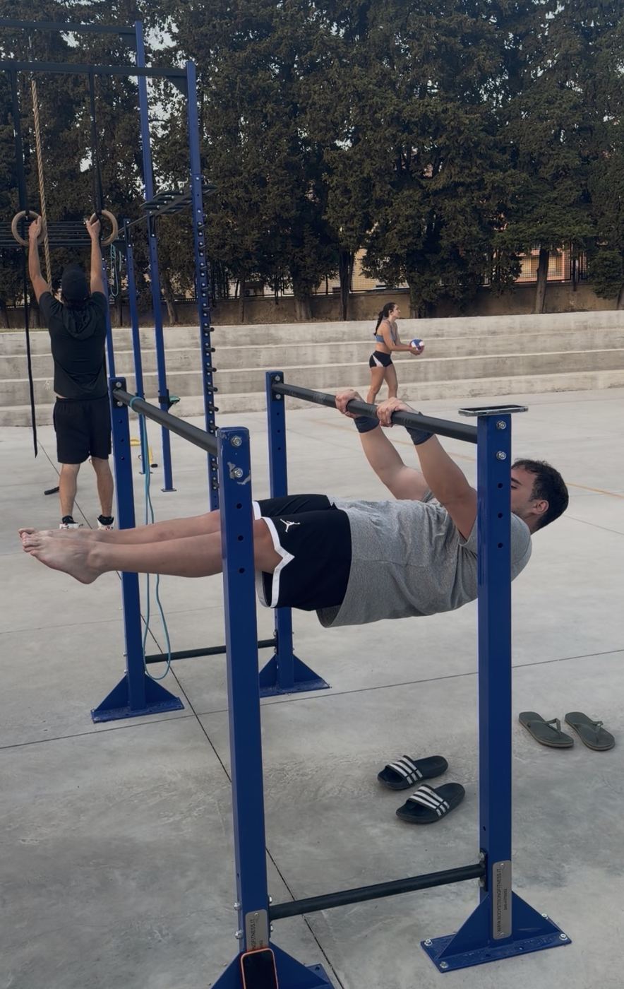 Allieva in L-sit alle parallele