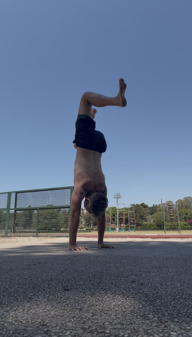 Verticale in straddle al campo di atletica